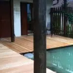 Holzterrasse mit Übergang zum Teich