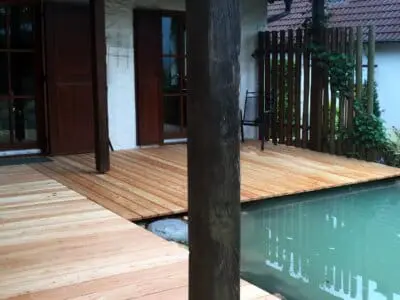 Holzterrasse mit Übergang zum Teich
