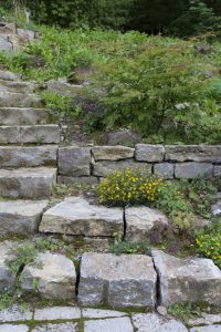 Naturstein-Treppe im Garten