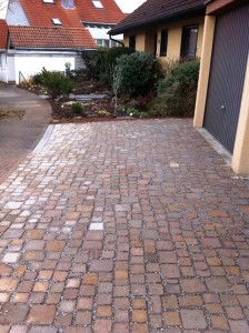 Porphyrpflaster vor Garage