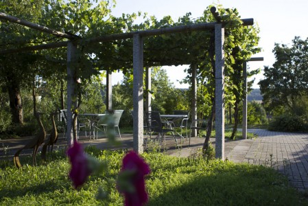 Pergola aus Stein mit Begrünung